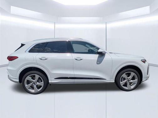Glacier White Metallic 2026 Audi Q5 PLUS