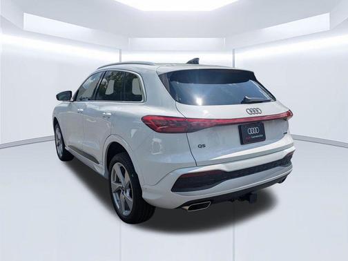 Glacier White Metallic 2026 Audi Q5 PLUS