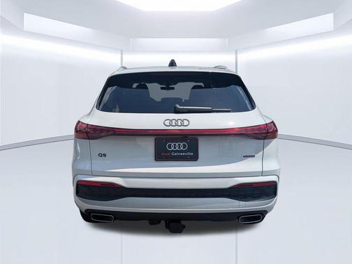 Glacier White Metallic 2026 Audi Q5 PLUS