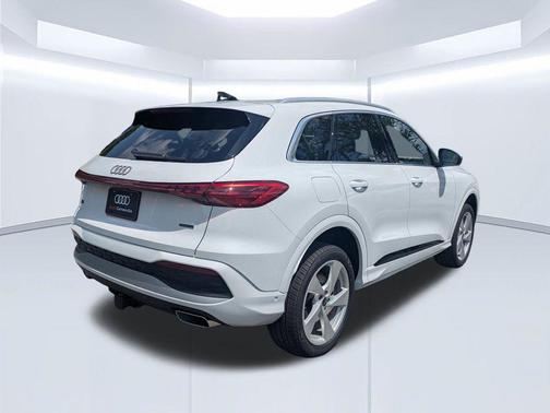 Glacier White Metallic 2026 Audi Q5 PLUS