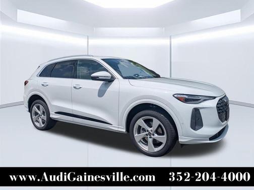 Glacier White Metallic 2026 Audi Q5 PLUS
