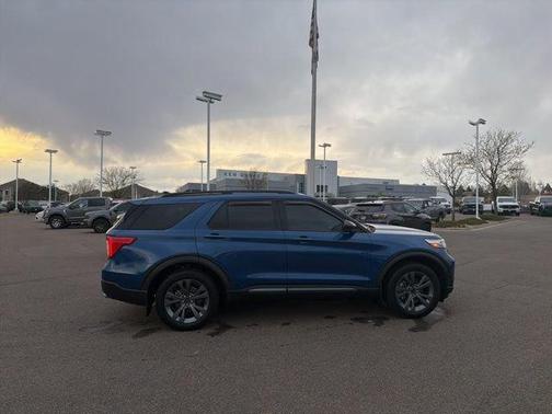 Atlas Blue Metallic 2022 Ford Explorer XLT