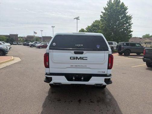 Summit White 2023 GMC Sierra 1500 AT4