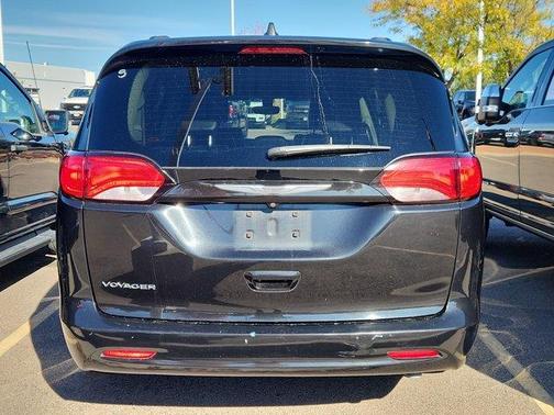 Brilliant Black Crystal Pearlcoat 2021 Chrysler Voyager LXI