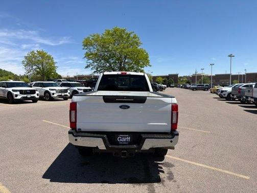 White Metallic 2022 Ford F-350 Lariat Super Duty
