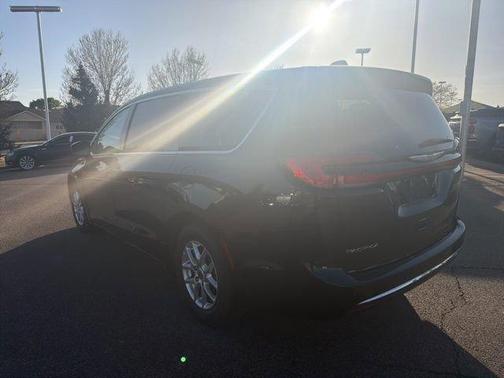 Fathom Blue Pearlcoat 2023 Chrysler Pacifica Touring-L