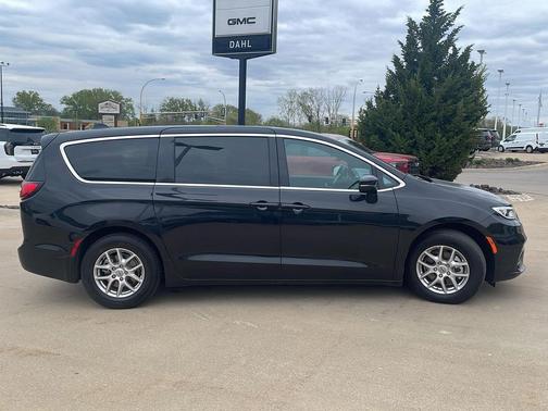 Diamond Black Crystal Pearlcoat 2025 Chrysler Pacifica L