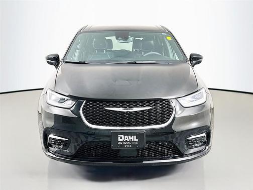 Diamond Black Crystal Pearlcoat 2025 Chrysler Pacifica L