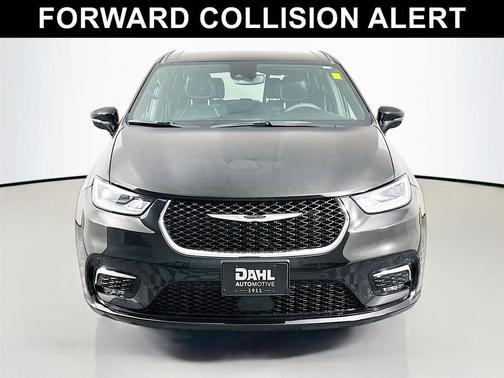 Diamond Black Crystal Pearlcoat 2025 Chrysler Pacifica L