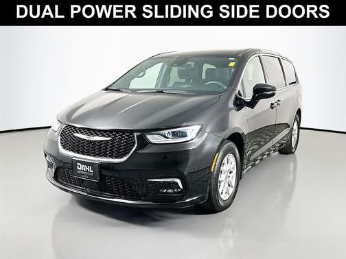 Diamond Black Crystal Pearlcoat 2025 Chrysler Pacifica L