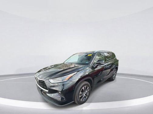 Midnight Black Metallic 2021 Toyota Highlander XLE
