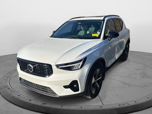 2023 Volvo XC40 B5 Plus Dark Theme
