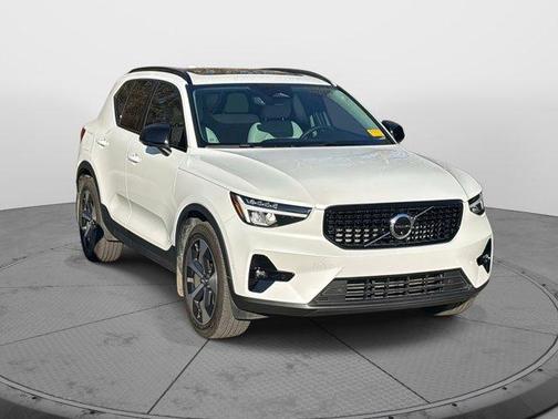 2023 Volvo XC40 B5 Plus Dark Theme
