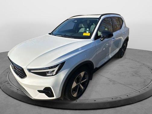 2023 Volvo XC40 B5 Plus Dark Theme