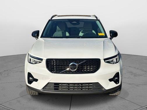 2023 Volvo XC40 B5 Plus Dark Theme