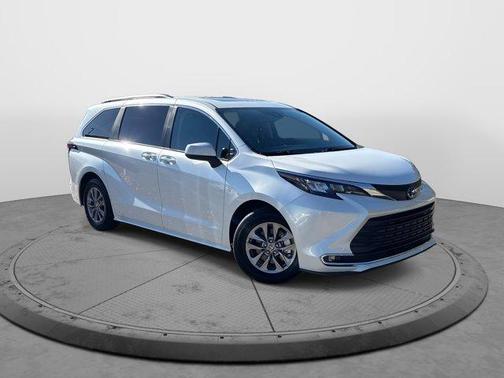 2024 Toyota Sienna XLE
