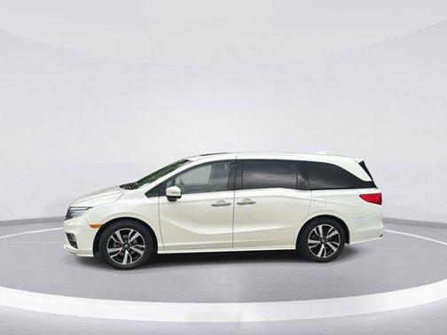 White Diamond Pearl 2018 Honda Odyssey Elite