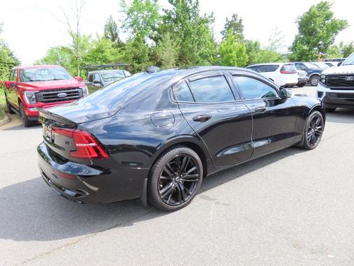Onyx Black Metallic 2024 Volvo S60 B5 Plus Black Edition