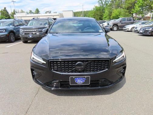 Onyx Black Metallic 2024 Volvo S60 B5 Plus Black Edition