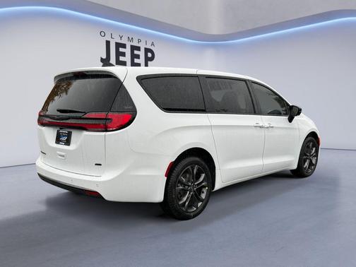 2026 Chrysler Pacifica L