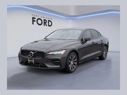 2022 Volvo S60 T5 Momentum