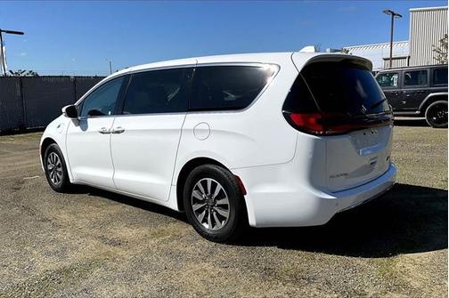 2022 Chrysler Pacifica Hybrid Touring L