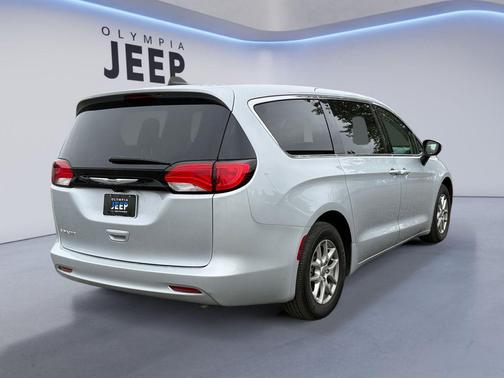 2023 Chrysler Voyager LX