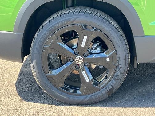 2025 Volkswagen Taos 1.5T SE Black
