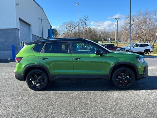 Bright Moss Green W/Deep Black Roof 2026 Volkswagen Taos 1.5T SE Black