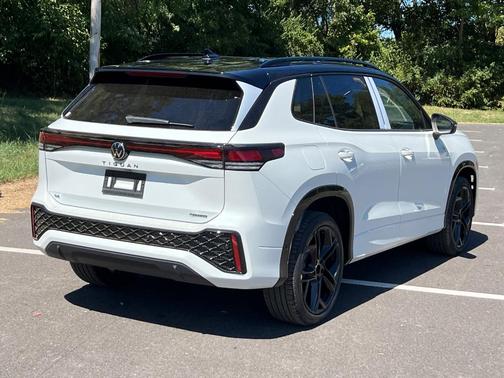 2025 Volkswagen Tiguan 2.0T SE R-Line Black