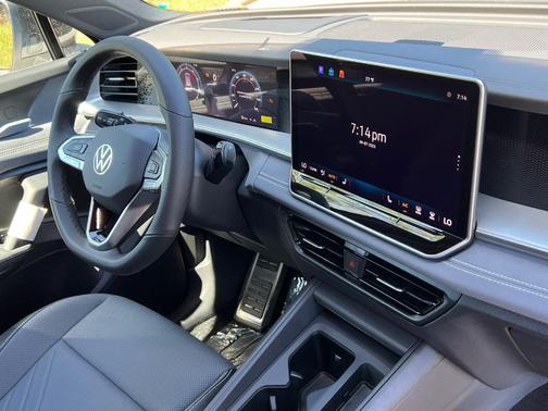 2025 Volkswagen Tiguan 2.0T SE R-Line Black