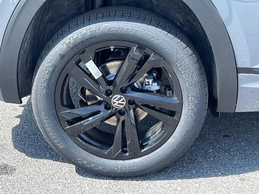 2025 Volkswagen Atlas Cross Sport 2.0T SEL R-Line Black