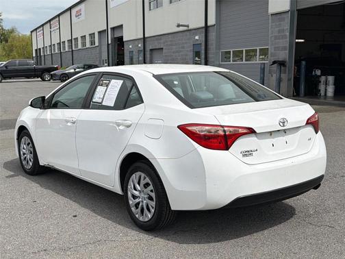 Super White 2018 Toyota Corolla LE