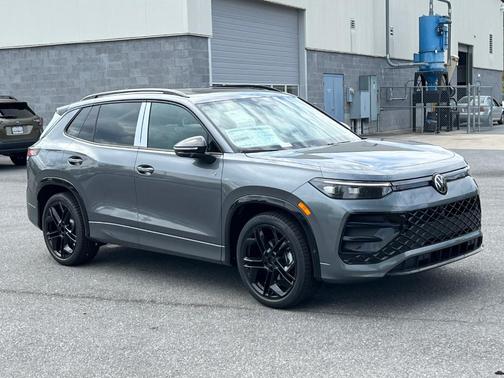 2025 Volkswagen Tiguan 2.0T SE R-Line Black