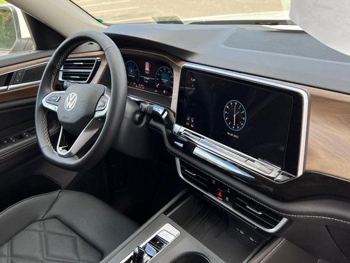Opal White Pearl 2026 Volkswagen Atlas 2.0T SE