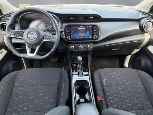 Aspen White / Super Black 2024 Nissan Kicks SV