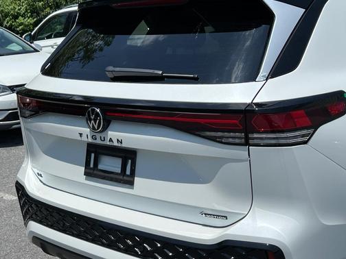 2025 Volkswagen Tiguan 2.0T SE R-Line Black