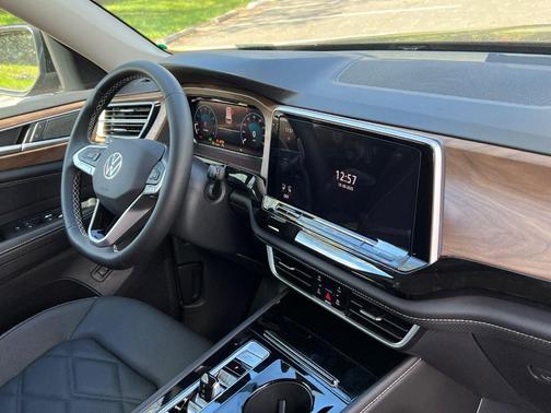 Deep Black Pearl Effect 2026 Volkswagen Atlas 2.0T SE W/TECHNOLOGY