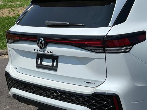 2025 Volkswagen Tiguan 2.0T SE R-Line Black