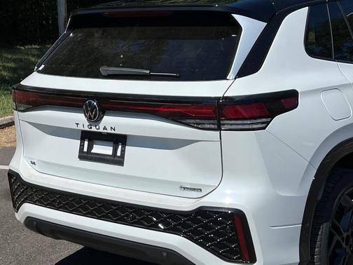 2025 Volkswagen Tiguan 2.0T SE R-Line Black