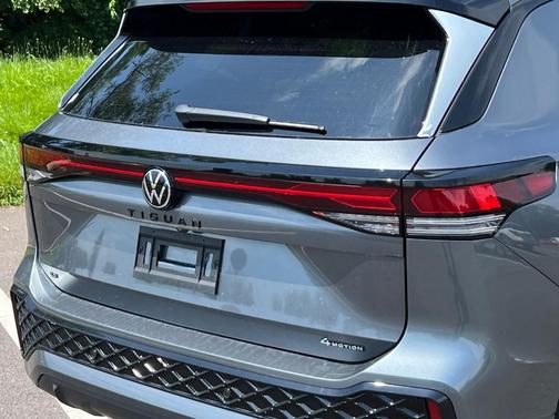 2025 Volkswagen Tiguan 2.0T SE R-Line Black