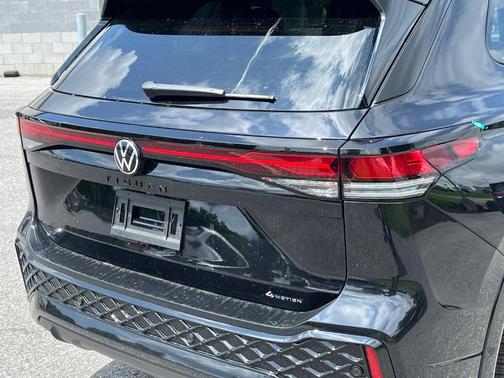 2025 Volkswagen Tiguan 2.0T SE R-Line Black