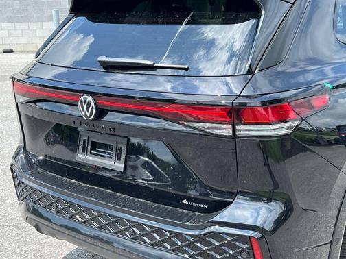 2025 Volkswagen Tiguan 2.0T SE R-Line Black