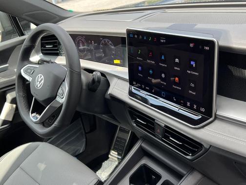2025 Volkswagen Tiguan 2.0T SE R-Line Black