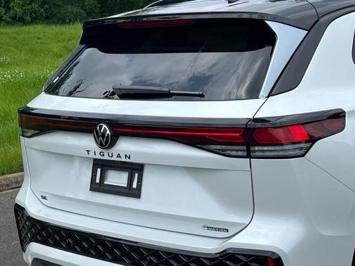 2025 Volkswagen Tiguan 2.0T SE R-Line Black