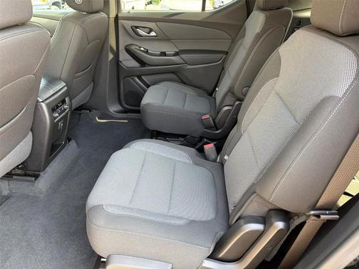 Mosaic Black Metallic 2023 Chevrolet Traverse LT Cloth