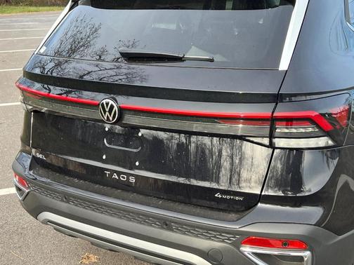 Deep Black Pearl Effect 2026 Volkswagen Taos 1.5T SEL