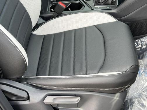 Deep Black Pearl Effect 2026 Volkswagen Taos 1.5T SEL