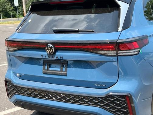 2025 Volkswagen Tiguan 2.0T SE R-Line Black