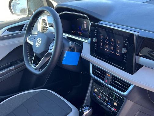 Platinum Gray Metallic 2026 Volkswagen Taos 1.5T SE